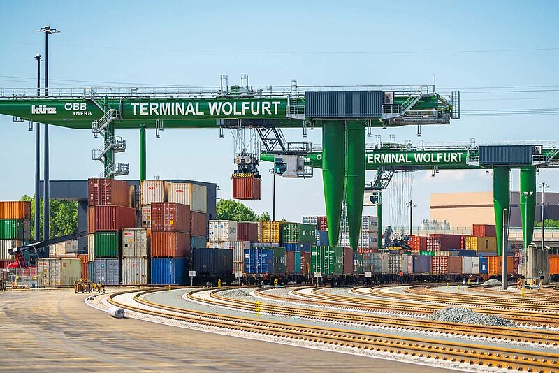 Künz Containerkrane sorgen im OEBB Cargozentrum Wolfurt für höhere Verladekapazitäten und deutlich weniger Lärm.