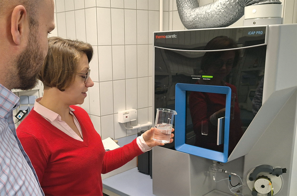 Wareneingangskontrolle im Labor von Hoyer
