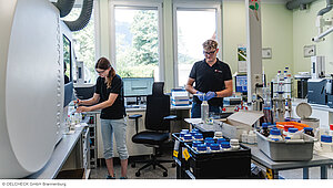 OELCHECK Mitarbeiter & Laborgeräte