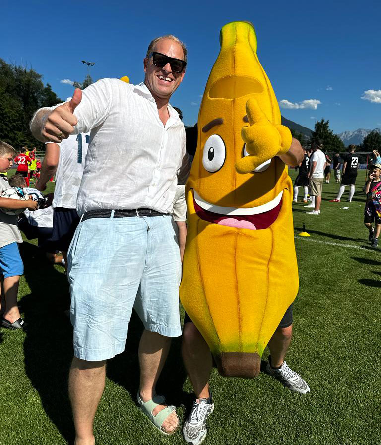 Paul Weismann und Bananenflanken Maskottchen