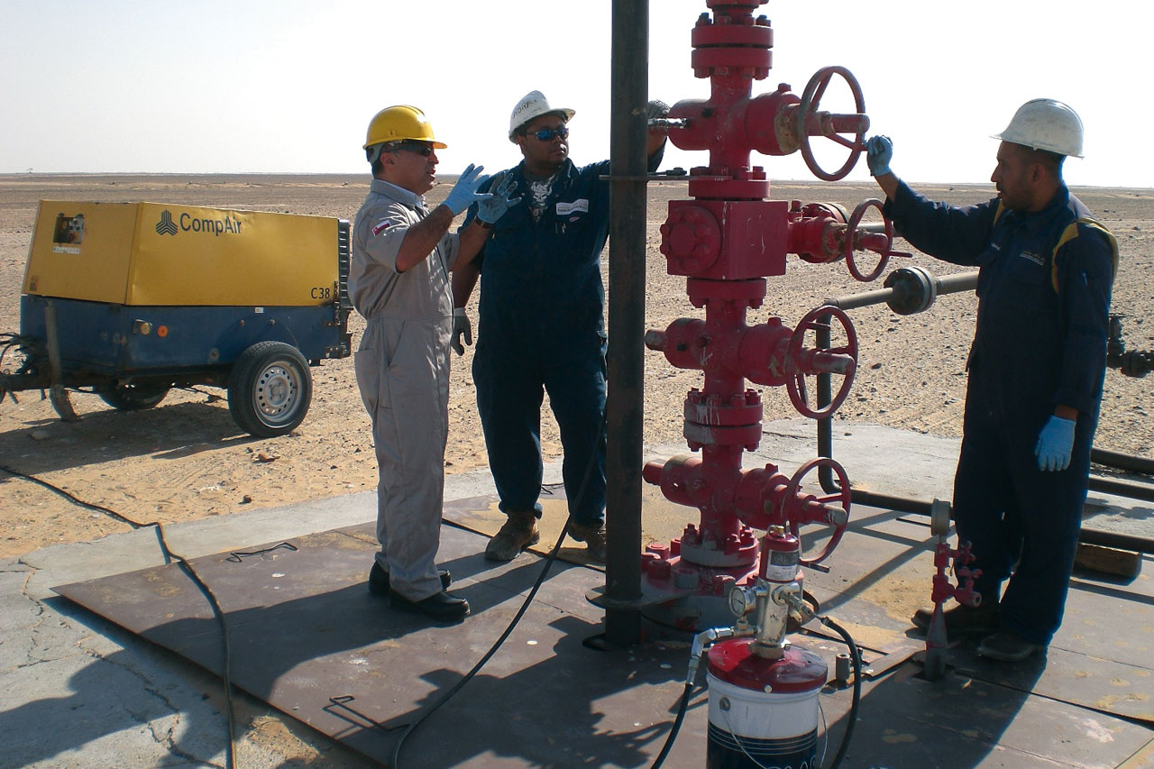 Ein “Xmas Tree“ auf einem Ölfeld in Oman. Das Eruptionskreuz schließt das Bohrloch ab. Damit dies absolut zuverlässig geschieht, liefert Milispec die Spezialschmierstoffe für die Ventile.