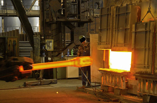 Arbeiten unter extremen Bedingungen im Stahlwerk (© fotolia)